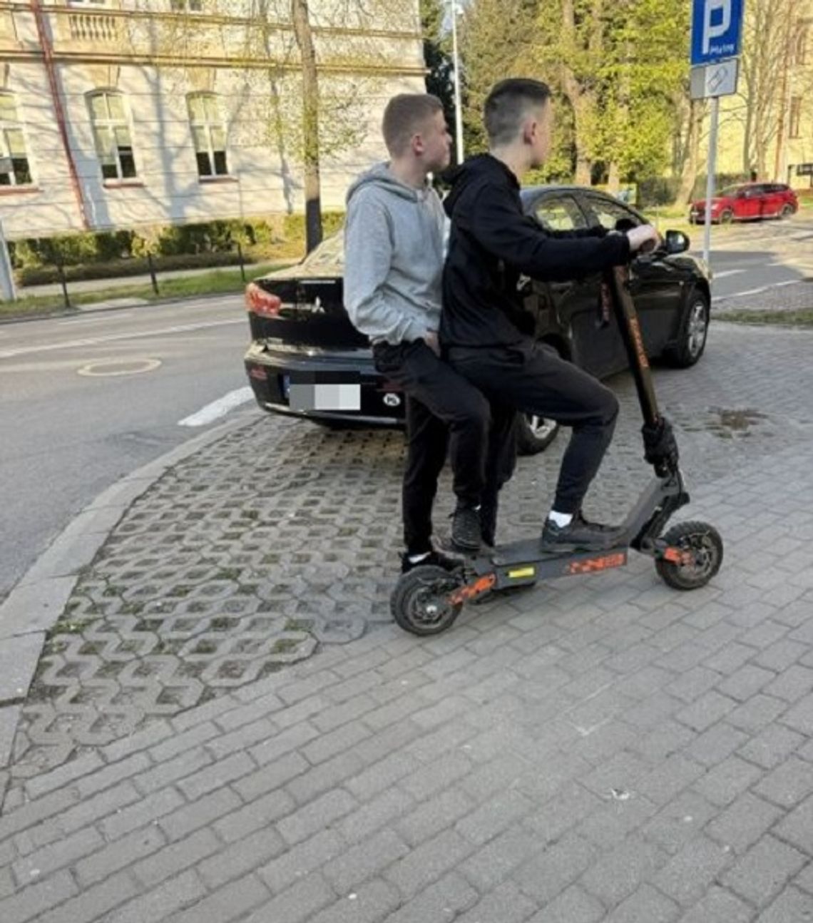 Policja szuka mężczyzn z hulajnogi. Po kolizji odjechali z miejsca zdarzenia Policja szuka mężczyzn z hulajnogi. Po kolizji odjechali z miejsca zdarzenia