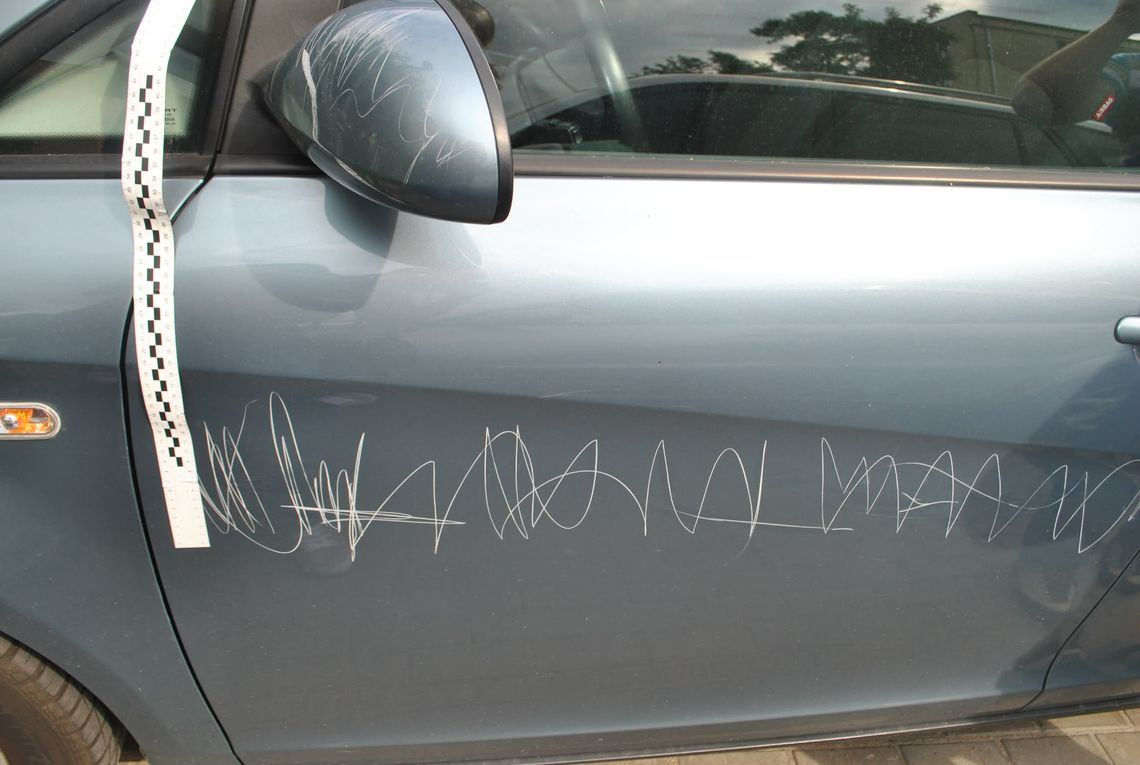 Policja szuka świadków uszkodzenia 20 samochodów w Rzeszowie