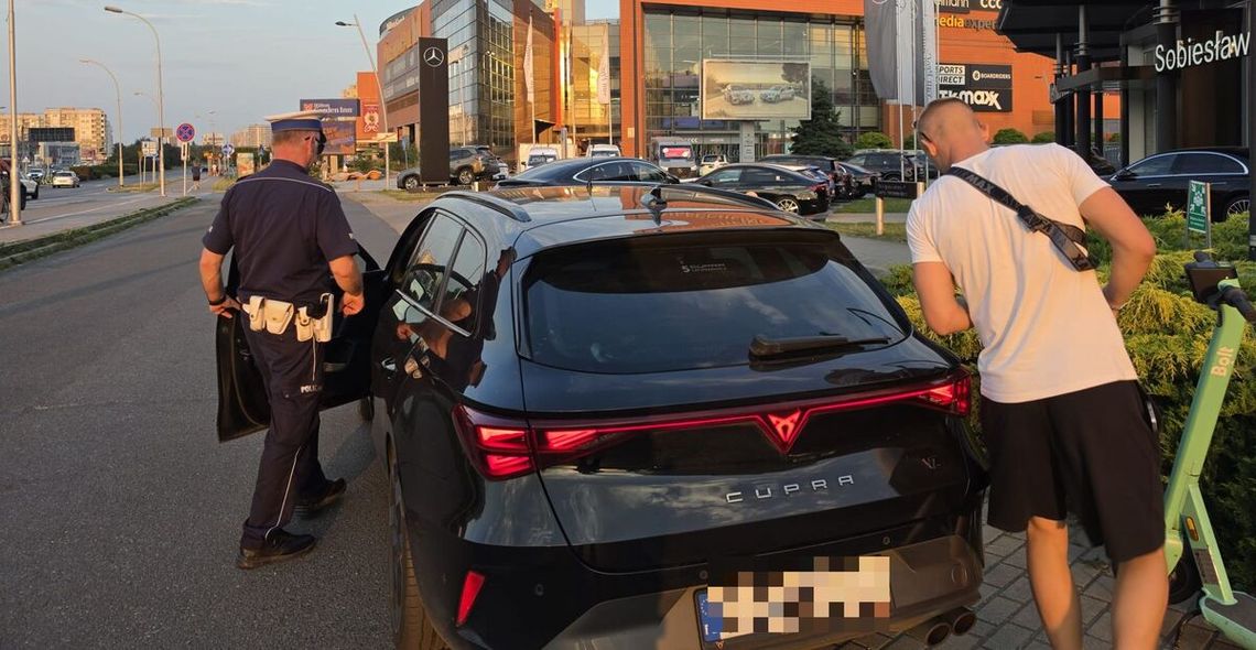 Policja udaremniła nielegalny przejazd hulajnóg w Rzeszowie. Posypały się mandaty Policja udaremniła nielegalny przejazd hulajnóg w Rzeszowie. Posypały się mandaty