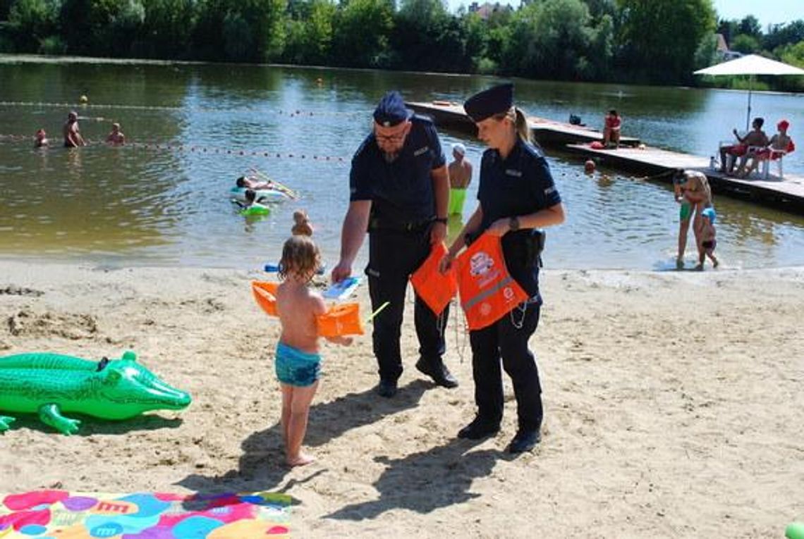 Policjanci i strażacy kontrolują kąpieliska