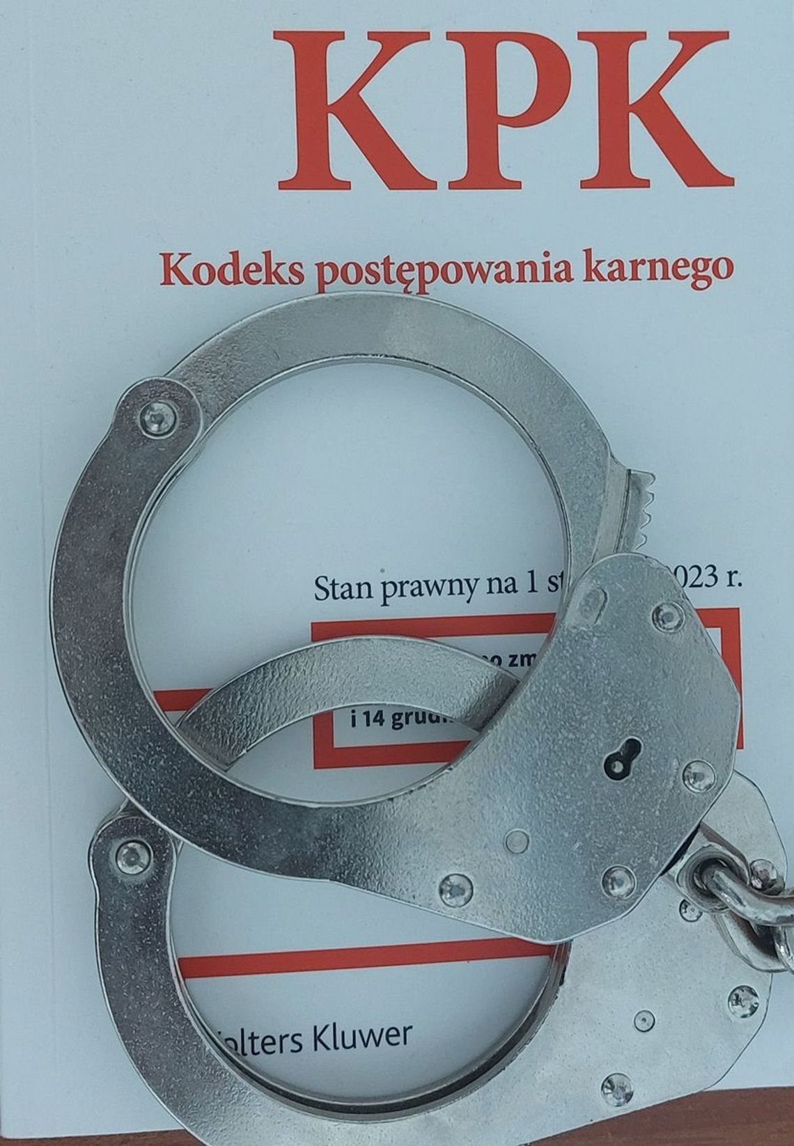 Policjanci odzyskali 42 tys. zł, które wyłudził oszust od mieszkanki Niechobrza