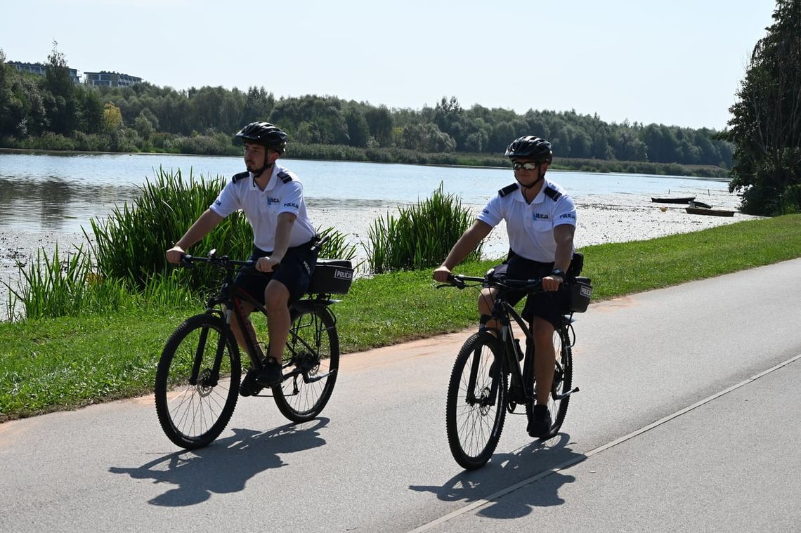 Policjanci patrolują teren na jednośladach. Rowerzyści pamiętacie o przepisach ruchu!