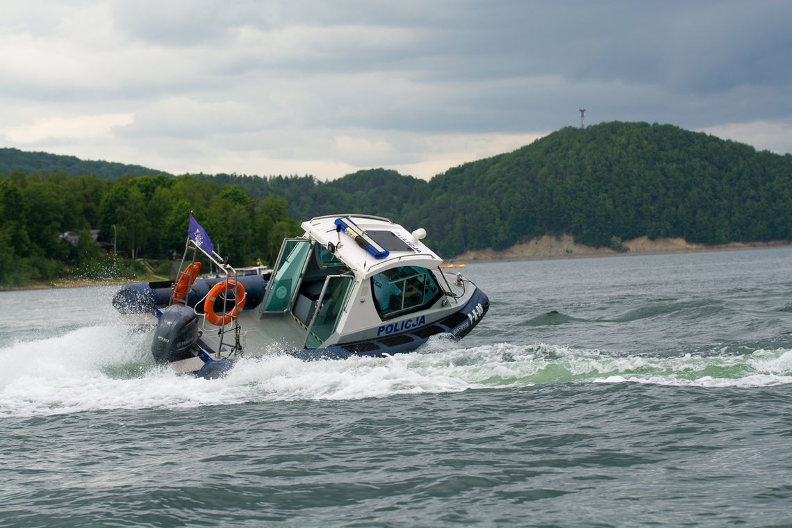 Policjanci pomogli tonącemu mężczyźnie nad Jeziorem Solińskim