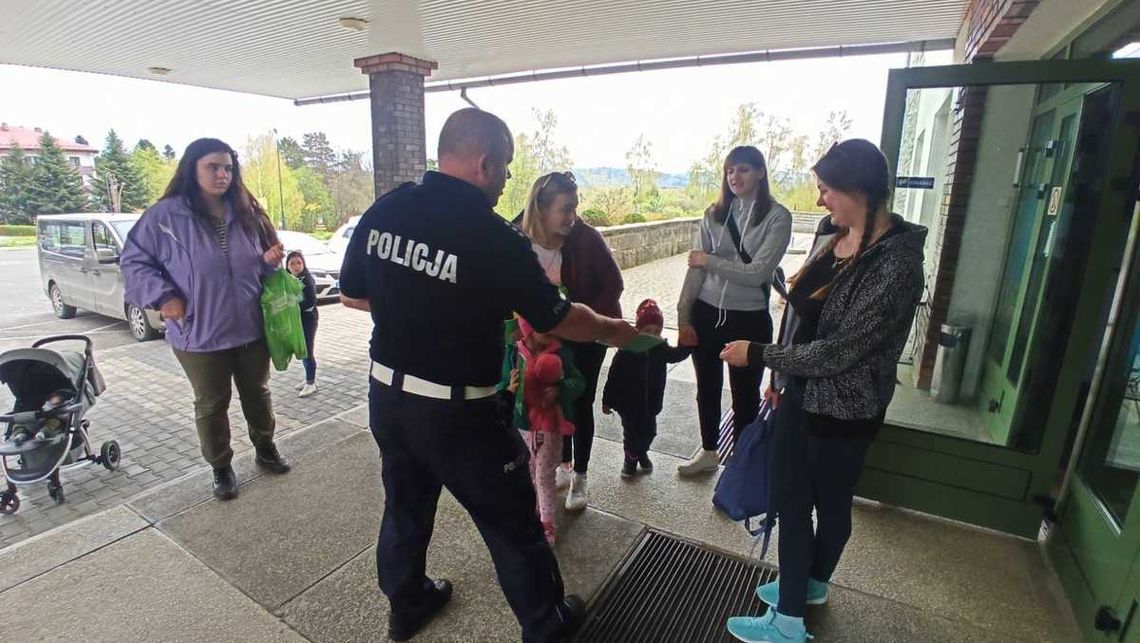 Policjanci spotkali się z dziećmi z Ukrainy aby promować bezpieczne zachowania na drodze