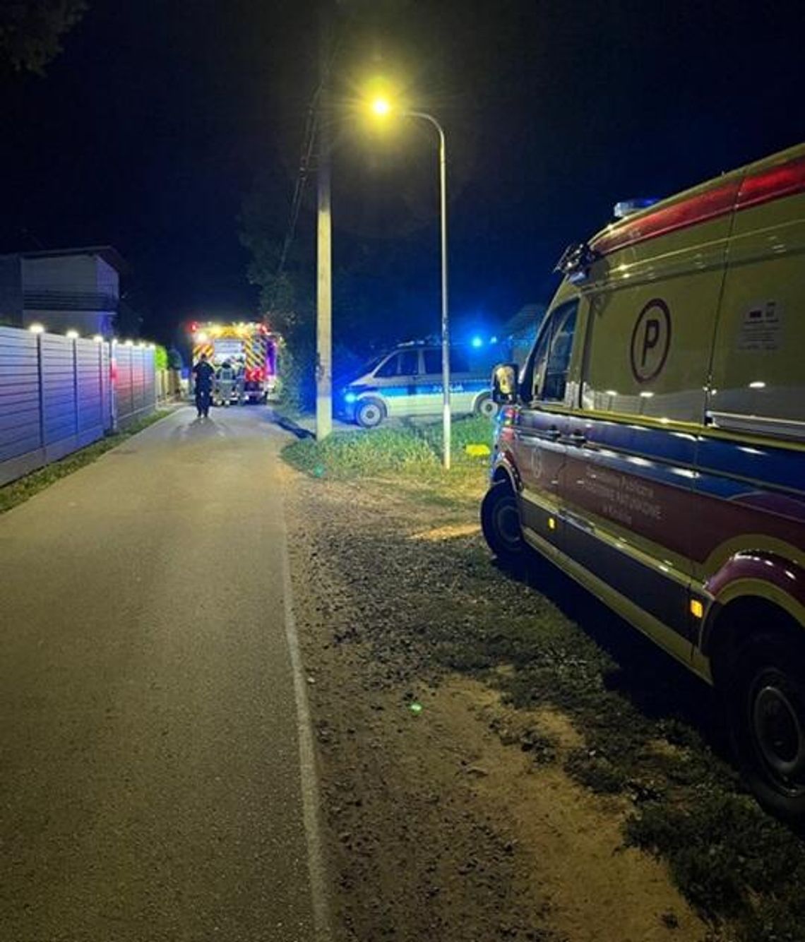 Policjanci uratowali 82-letnią kobietę z płonącego domu. W ostatniej chwili...