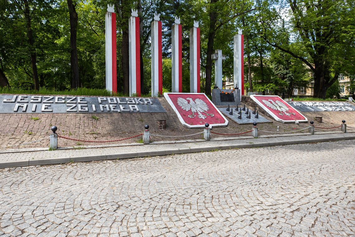 Pomnik Dziesięciu Rąk w Rzeszowie zostanie odbudowany. Umowa podpisana Pomnik Dziesięciu Rąk w Rzeszowie zostanie odbudowany. Umowa podpisana