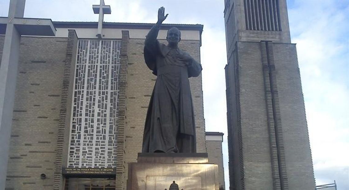 Pomnik papieża Jana Pawła II w Stalowej Woli zdewastowany!