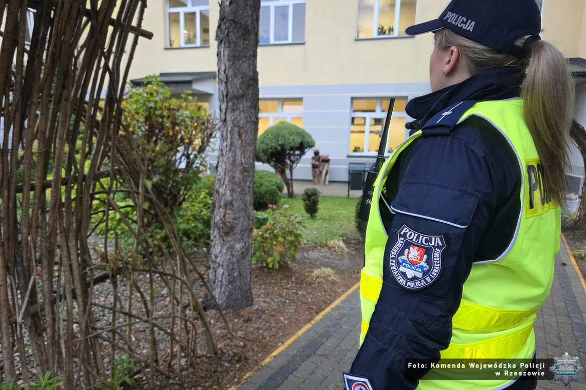 Ponad 10 tys. skontrolowanych placówek. Policja zatrzymała 10 osób po groźbach wobec szkół Ponad 10 tys. skontrolowanych placówek. Policja zatrzymała 10 osób po groźbach wobec szkół