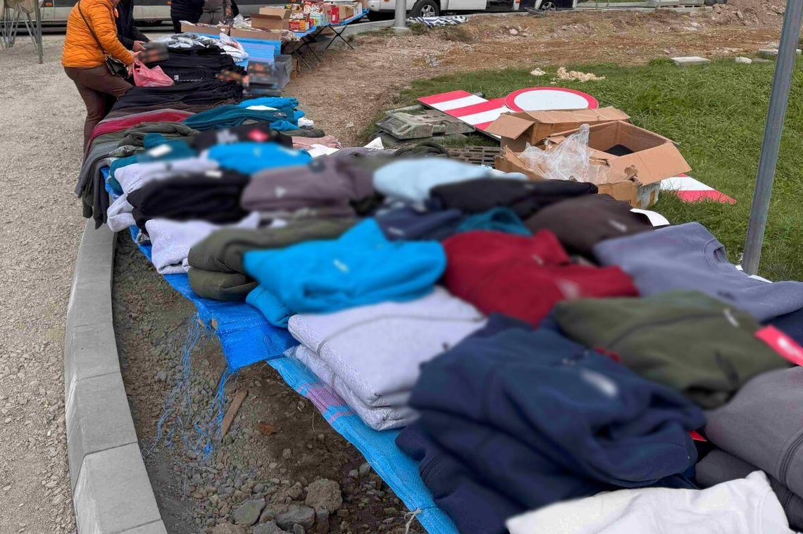 Ponad 1200 par podrobionych skarpet na targowisku na Dworaka. Potężny cios służb w nieuczciwych handlarzy!