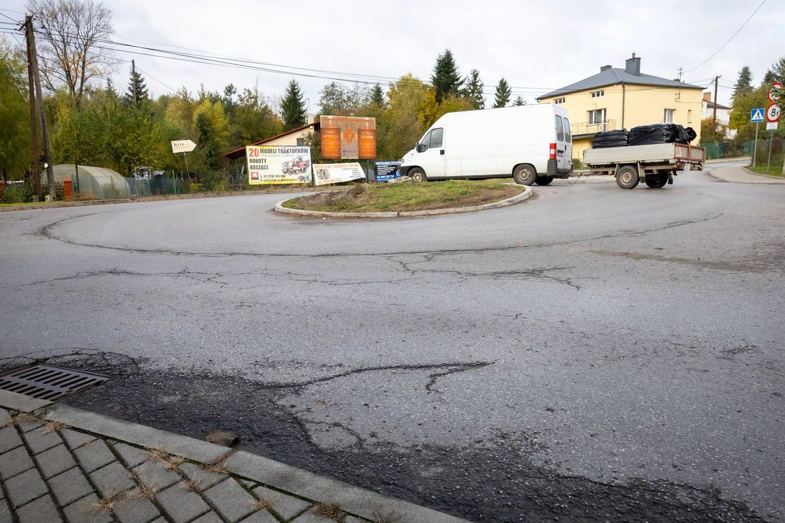 Ponad 2,2 mln zł na drogi w Dynowie i Niechobrzu. Prace mają zakończyć się w grudniu Ponad 2,2 mln zł na drogi w Dynowie i Niechobrzu. Prace mają zakończyć się w grudniu