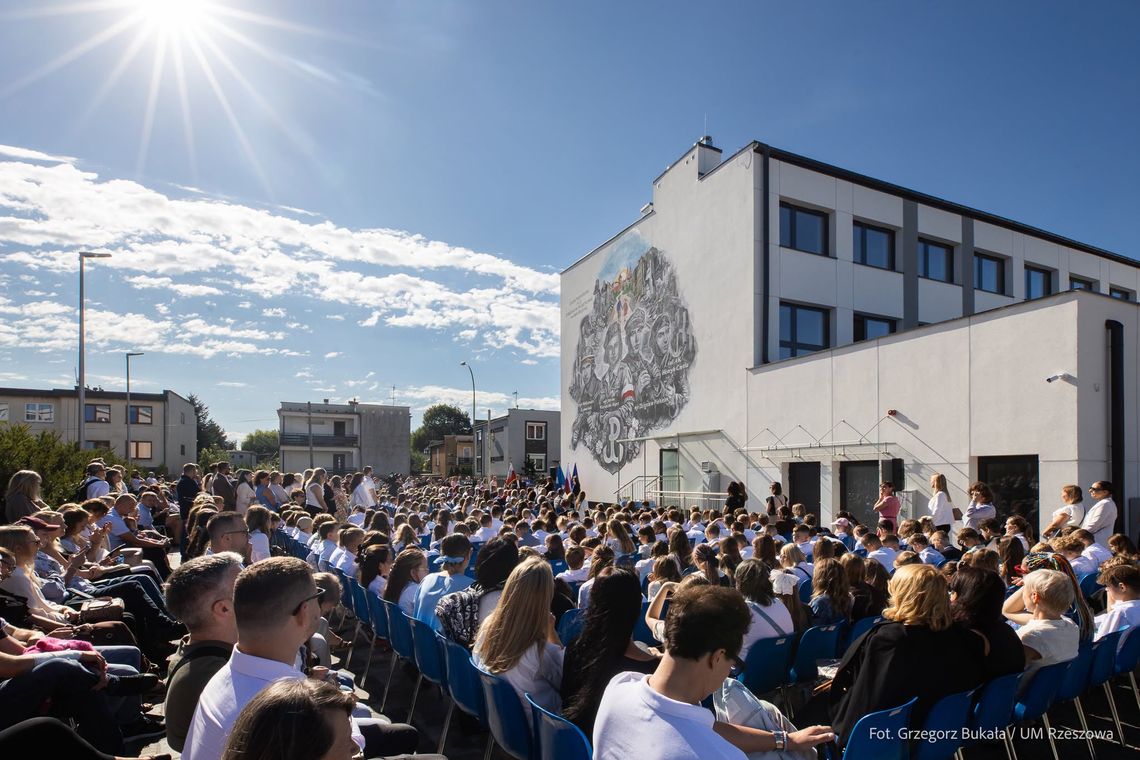 Ponad 35 tysięcy uczniów wróciło do szkół w Rzeszowie. Wielka inwestycja na Miodowej gotowa Ponad 35 tysięcy uczniów wróciło do szkół w Rzeszowie. Wielka inwestycja na Miodowej gotowa