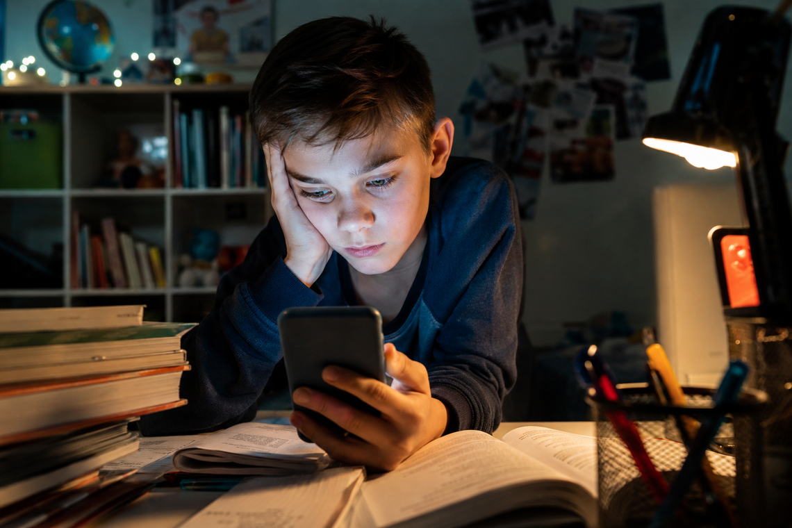 Ponad 4 godziny dziennie przed ekranem. Eksperci z WSIiZ ostrzegają: problem jest znacznie poważniejszy niż tylko uzależnienie od telefonu