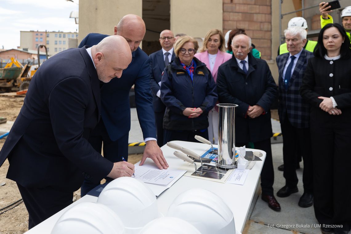 Ponad 40 mln zł dla IX LO w Rzeszowie. Szkoła zyska nowoczesne zaplecze i schrony dla mieszkańców [ZDJĘCIA]