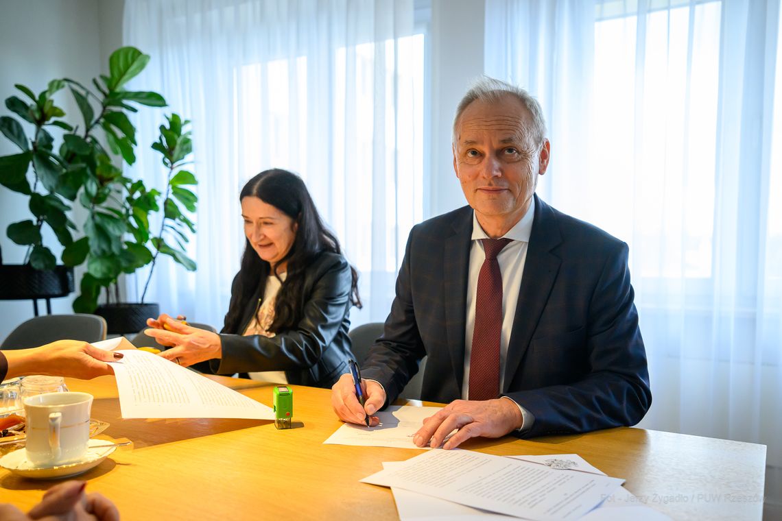 Ponad 6,26 mln zł dla podkarpackich gmin na inwestycje drogowe. Umowy podpisane Ponad 6,26 mln zł dla podkarpackich gmin na inwestycje drogowe. Umowy podpisane