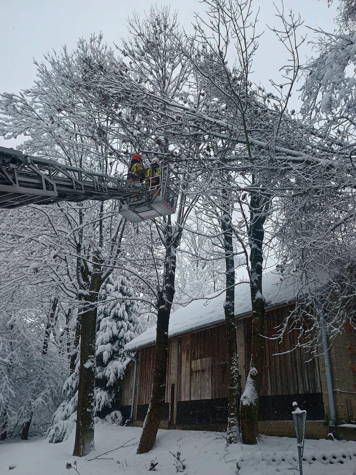 Ponad 870 interwencji strażaków po intensywnych opadach śniegu – nikt nie został ranny