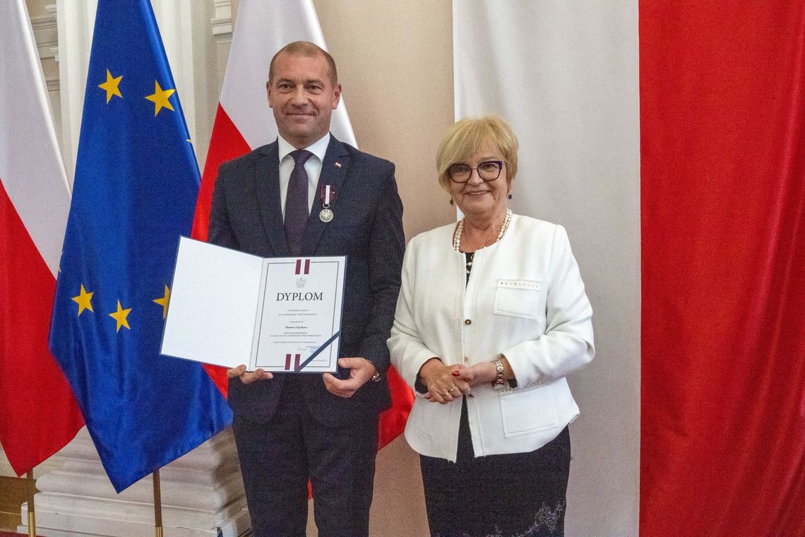 Poseł Adam Dziedzic komentuje odznaczenie starosty dębickiego. W tle spór o szpital Poseł Adam Dziedzic komentuje odznaczenie starosty dębickiego. W tle spór o szpital