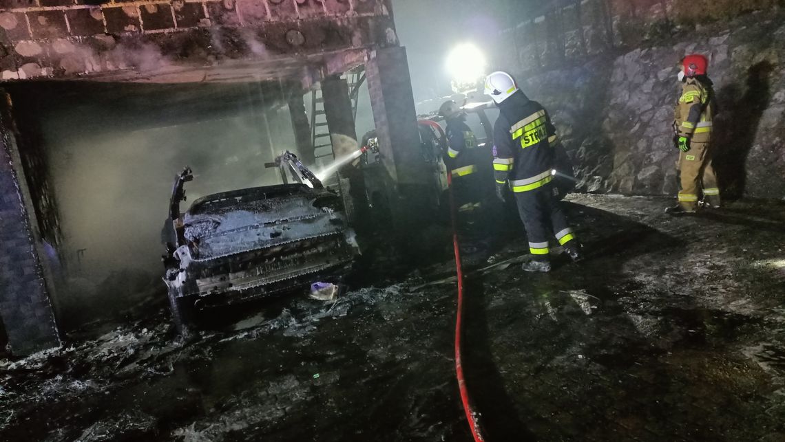 Poważny, nocny pożar samochodów i budynku w Kielnarowej [ZDJĘCIA]