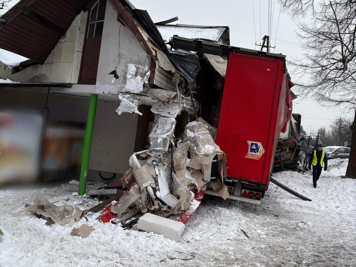 Poważny wypadek na DK73 w Jaśle. Po zderzeniu z osobówką ciężarówka wbiła się w budynek!
