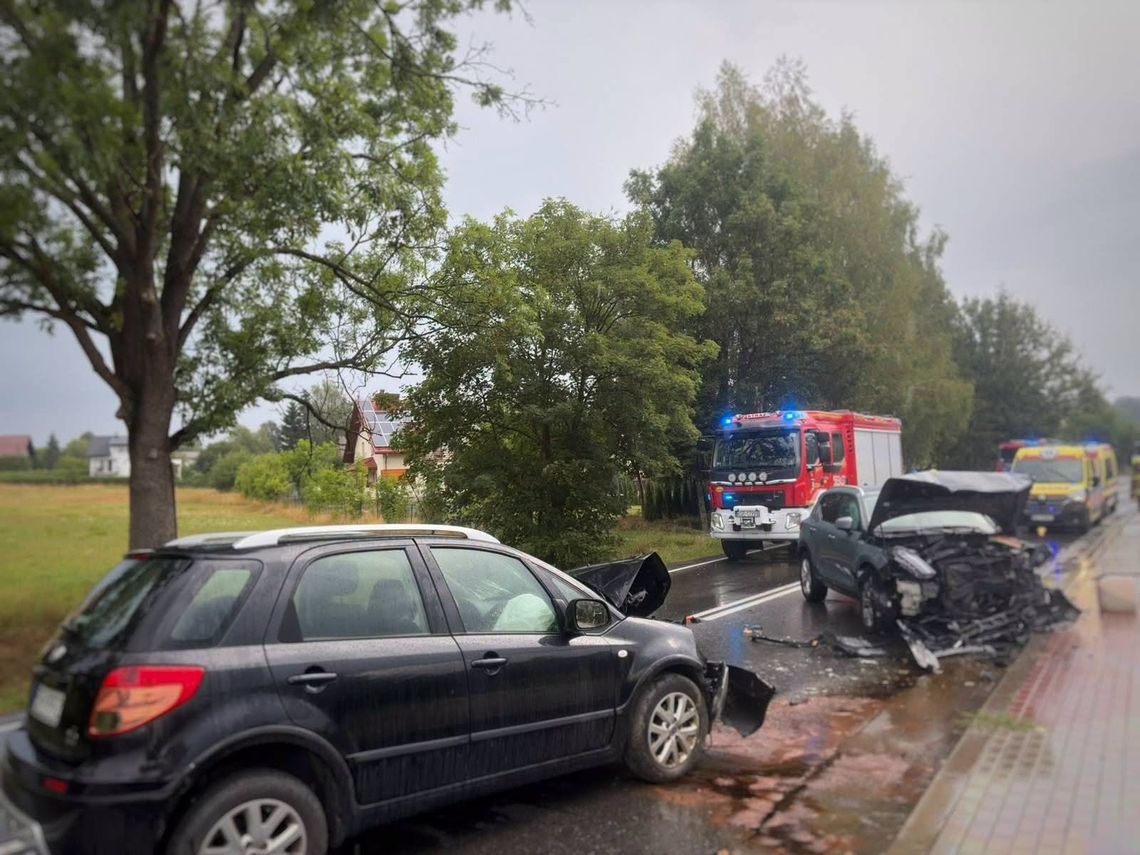 Poważny wypadek na DW 988. Czołowe zderzenie samochodów osobowych Poważny wypadek na DW 988. Czołowe zderzenie samochodów osobowych