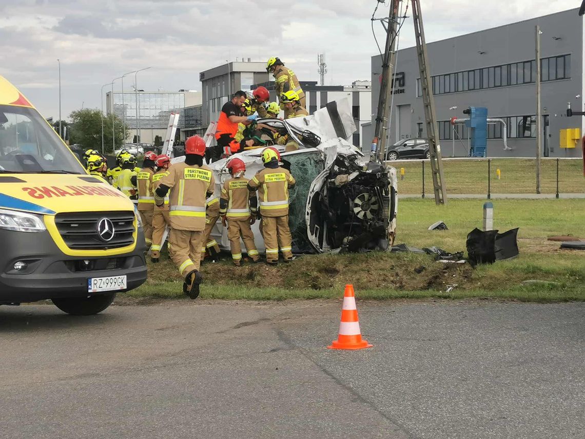 Poważny wypadek pod Rzeszowem. Dachowanie i dramatyczna akcja ratunkowa w Tajęcinie