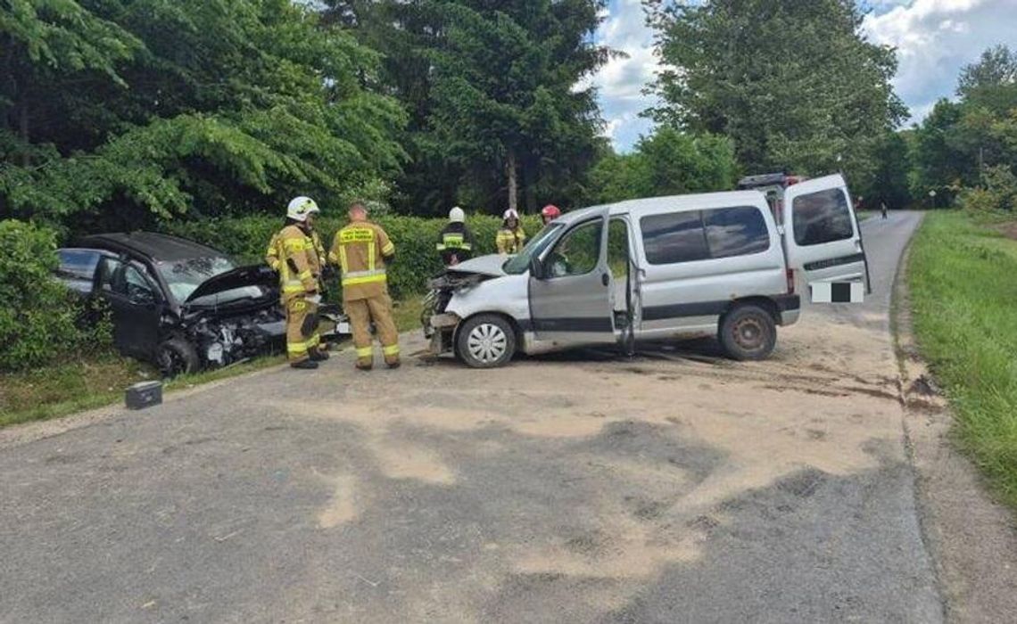 Poważny wypadek w Błędowej Tyczyńskiej. Cztery osoby rannne, droga całkowicie zablokowana Poważny wypadek w Błędowej Tyczyńskiej. Cztery osoby rannne, droga całkowicie zablokowana