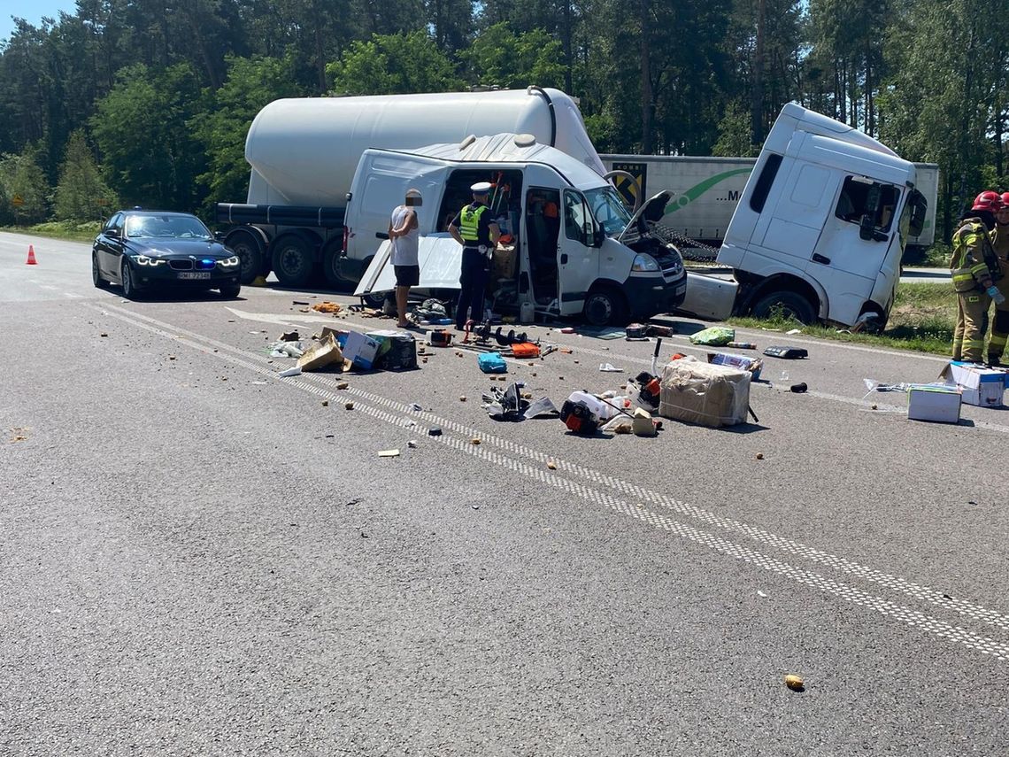 Poważny wypadek w regionie. Bus zderzył się z cysterną, dwie osoby ranne!