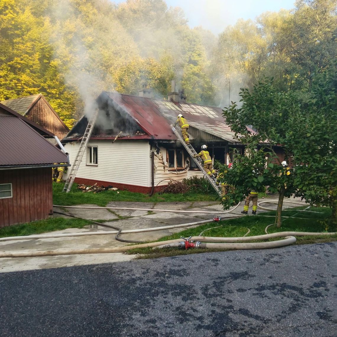 Pożar budynku mieszkalnego w regionie. Na miejscu działało osiem zastępów straży Pożar budynku mieszkalnego w regionie. Na miejscu działało osiem zastępów straży