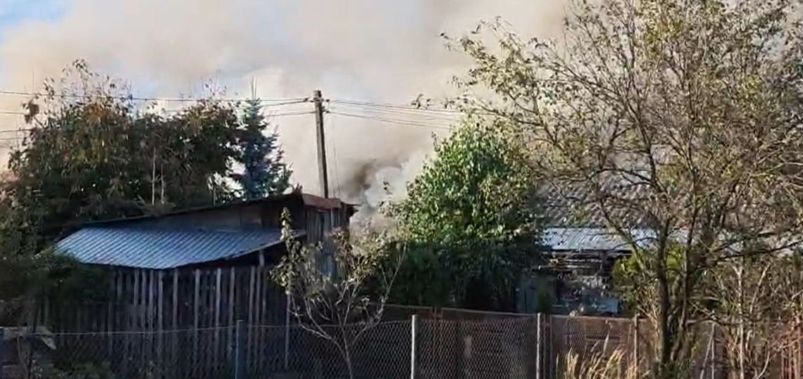 Pożar drewnianego domu w Świlczy. Na miejscu 8 zastępów straży pożarnej [WIDEO]