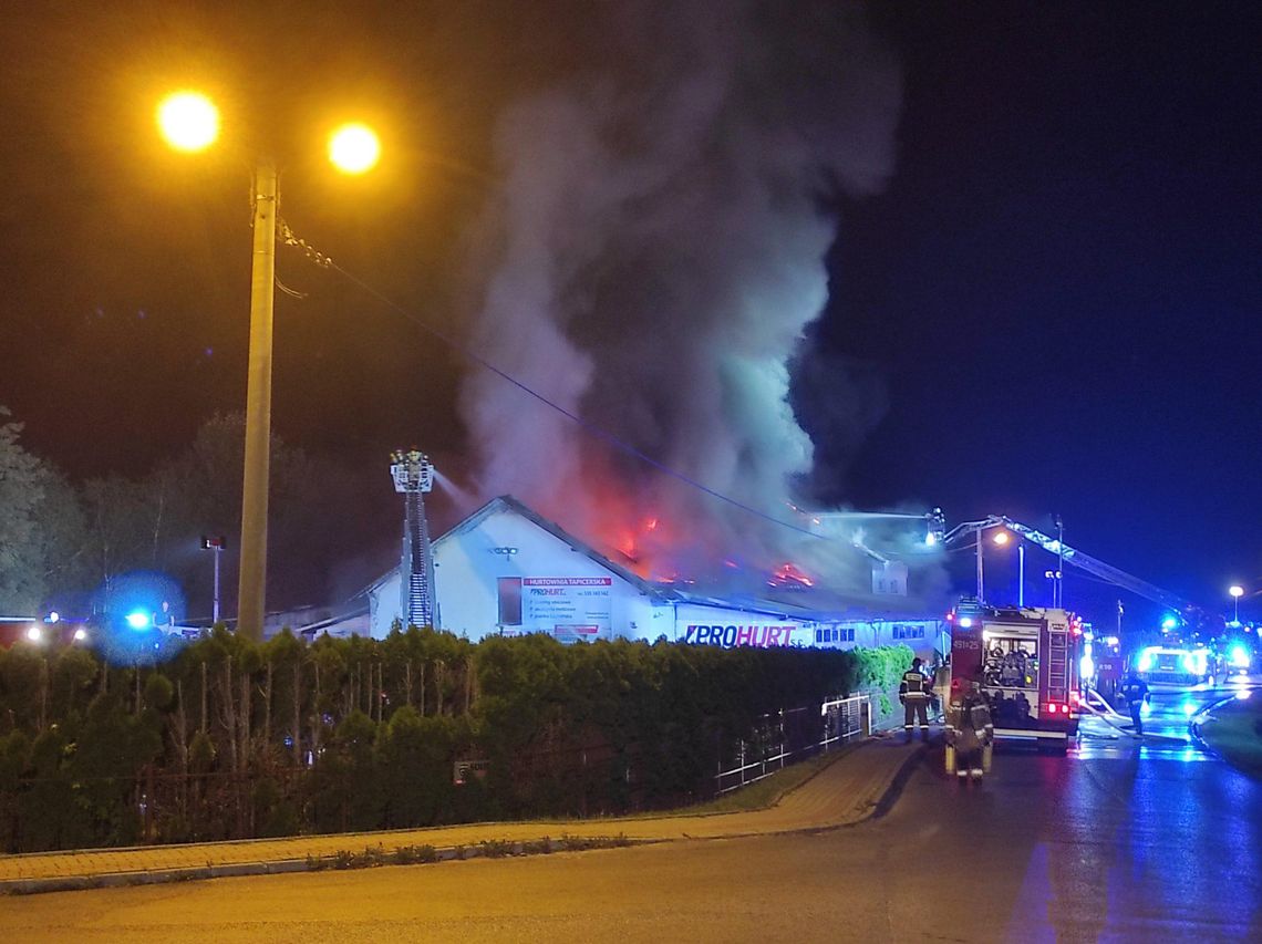 Pożar hurtowni tkanin w Strażowie k. Rzeszowa (foto i video)