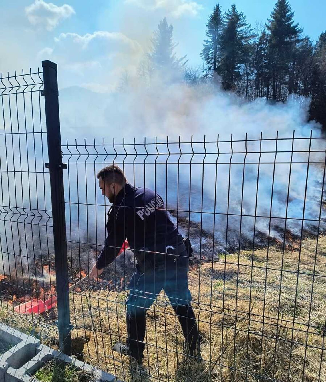 Pożar łąki w Bieszczadach opanowany! Problem wypalania traw co roku wraca, jak bumerang