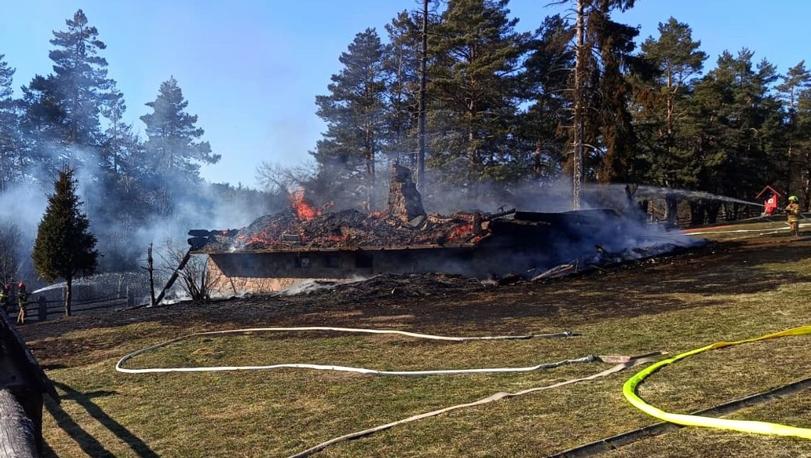 Pożar obiektu wypoczynkowego w Trójcy. Na miejscu ponad 50 strażaków