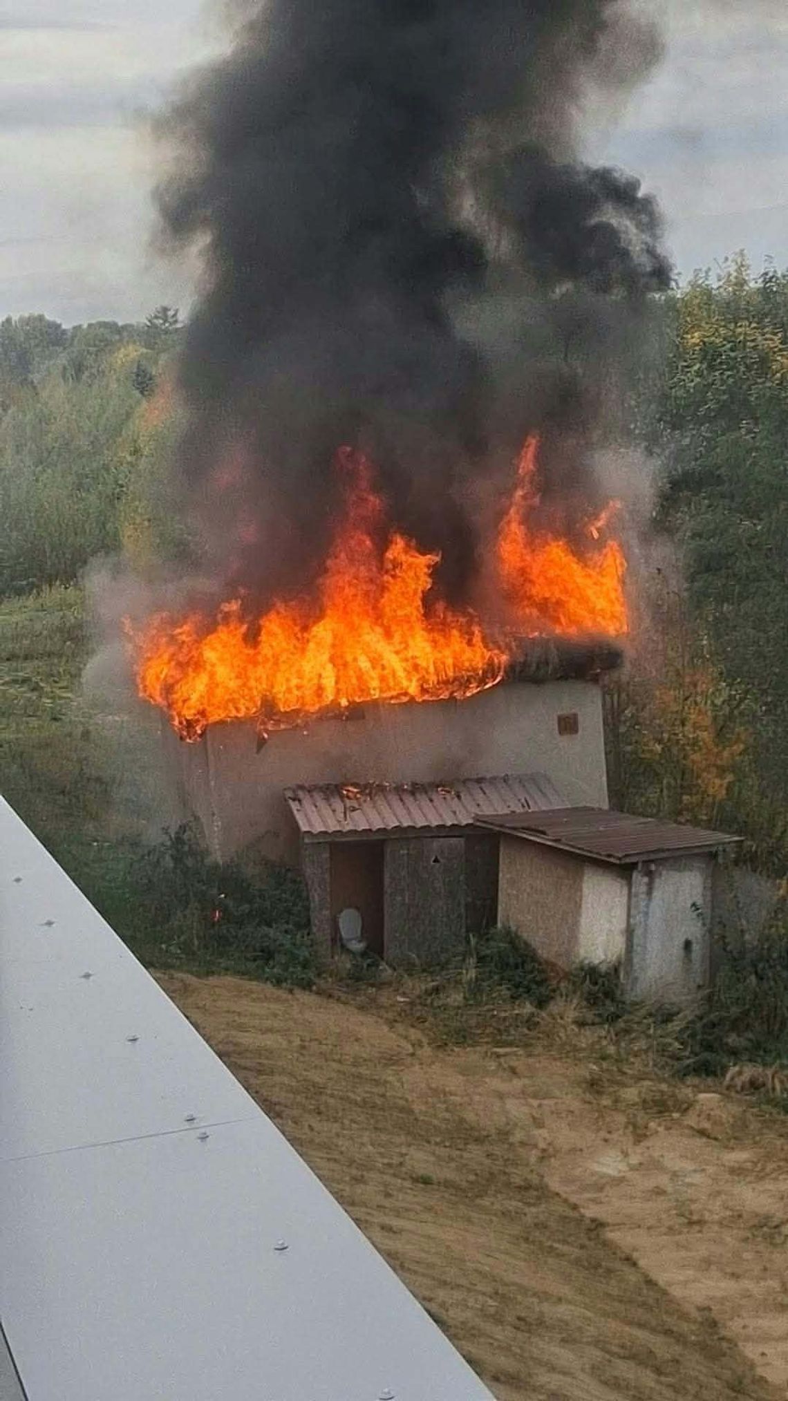 Pożar pustostanu w Rzeszowie! Na miejscu pięć zastępów straży pożarnej Pożar pustostanu w Rzeszowie! Na miejscu pięć zastępów straży pożarnej