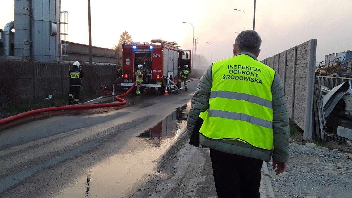 Pożar sortowni odpadów w Strzyżowie: Służby monitorują stan środowiska