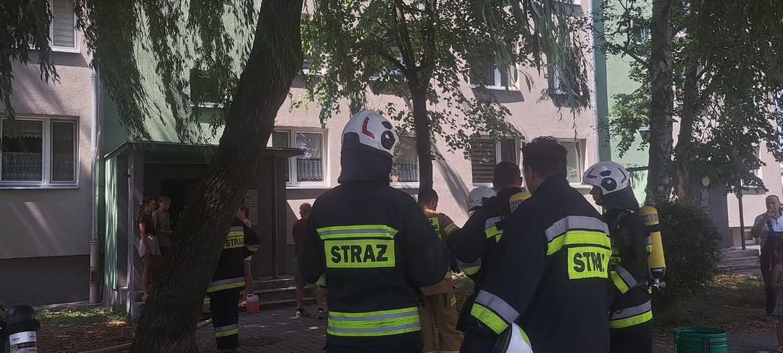 Pożar w bloku! 60-latek z ciężkimi oparzeniami, na miejsce wezwano śmigłowiec LPR Pożar w bloku! 60-latek z ciężkimi oparzeniami, na miejsce wezwano śmigłowiec LPR