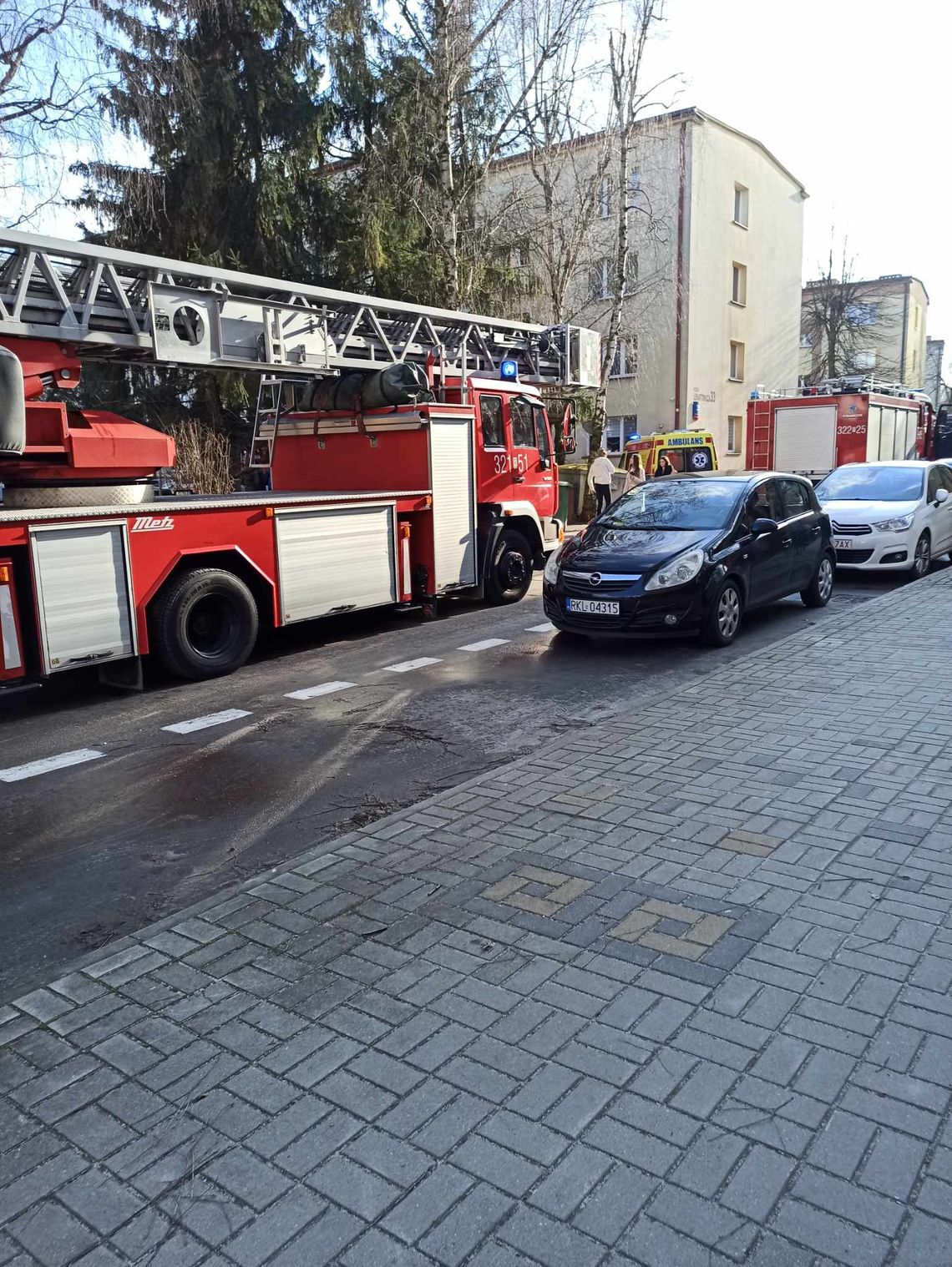 Pożar w bloku przy ulicy Lenartowicza w Rzeszowie. 12-latek trafił do szpitala