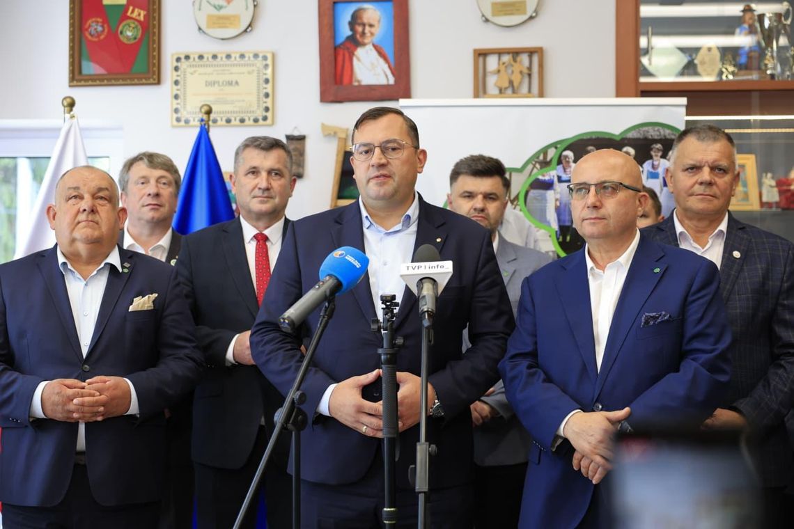 Prawie milion złotych dla Podkarpacia. Minister rolnictwa i poseł Dziedzic wręczyli promesy w Trzcianie Prawie milion złotych dla Podkarpacia. Minister rolnictwa i poseł Dziedzic wręczyli promesy w Trzcianie