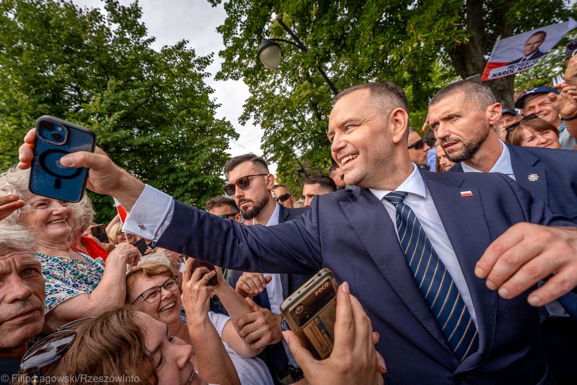 Prezydent Karol Nawrocki w Kolbuszowej podpisał projekt ustawy "zerowego PIT-u dla rodzin" [FOTO]