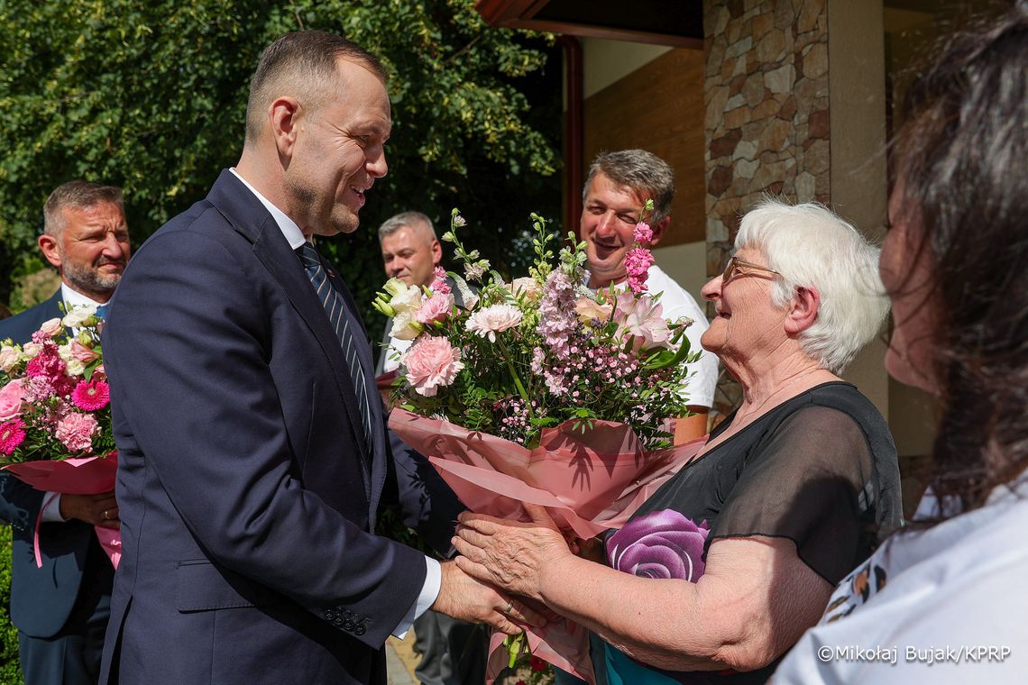 Prezydent Karol Nawrocki z wizytą na Podkarpaciu. Spotkał się z wielodzietną rodziną w Cmolasie [ZDJĘCIA]