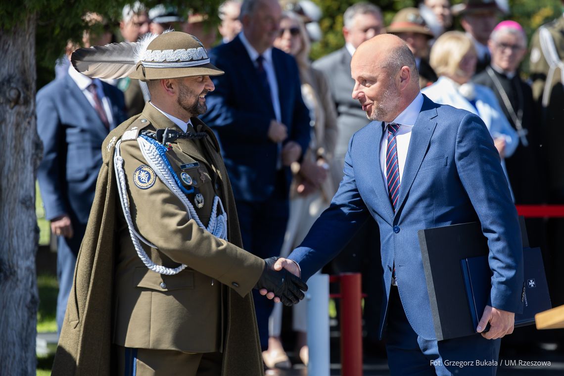 Prezydent Rzeszowa gratuluje awansu dowódcy 21. Brygady Strzelców Podhalańskich [ZDJĘCIA]
