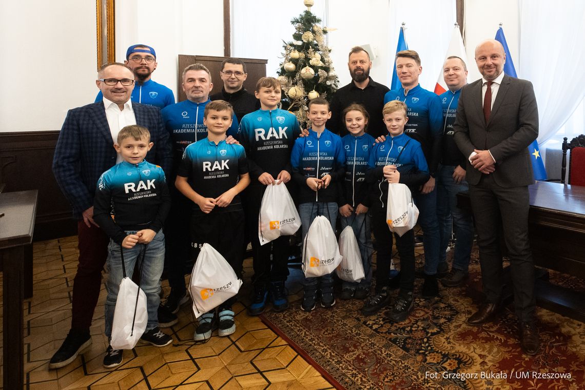 Prezydent Rzeszowa Konrad Fijołek zaprosił młodych bohaterów z Rzeszowskiej Akademii Kolarskiej Prezydent Rzeszowa Konrad Fijołek zaprosił młodych bohaterów z Rzeszowskiej Akademii Kolarskiej