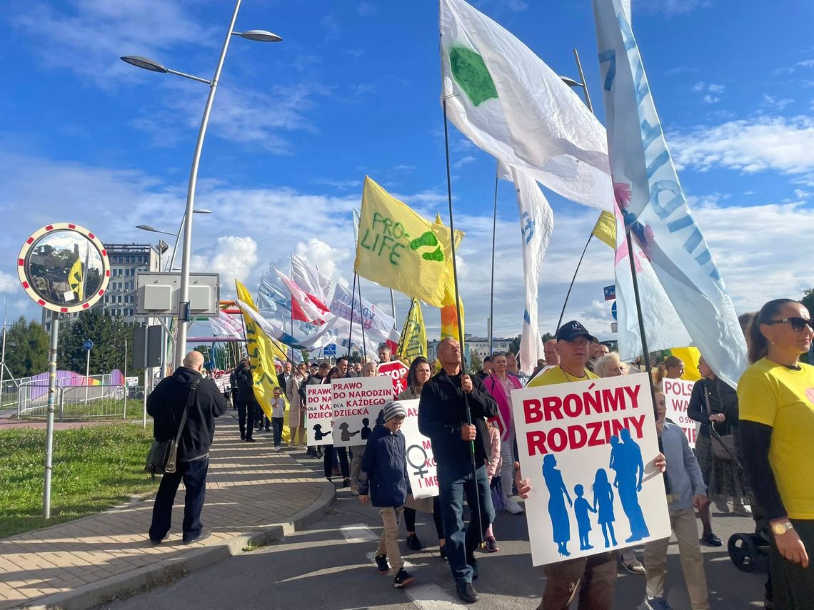 „Przyszłość dzieci w naszych rękach”. Ulicami Rzeszowa przeszedł "Marsz dla życia"