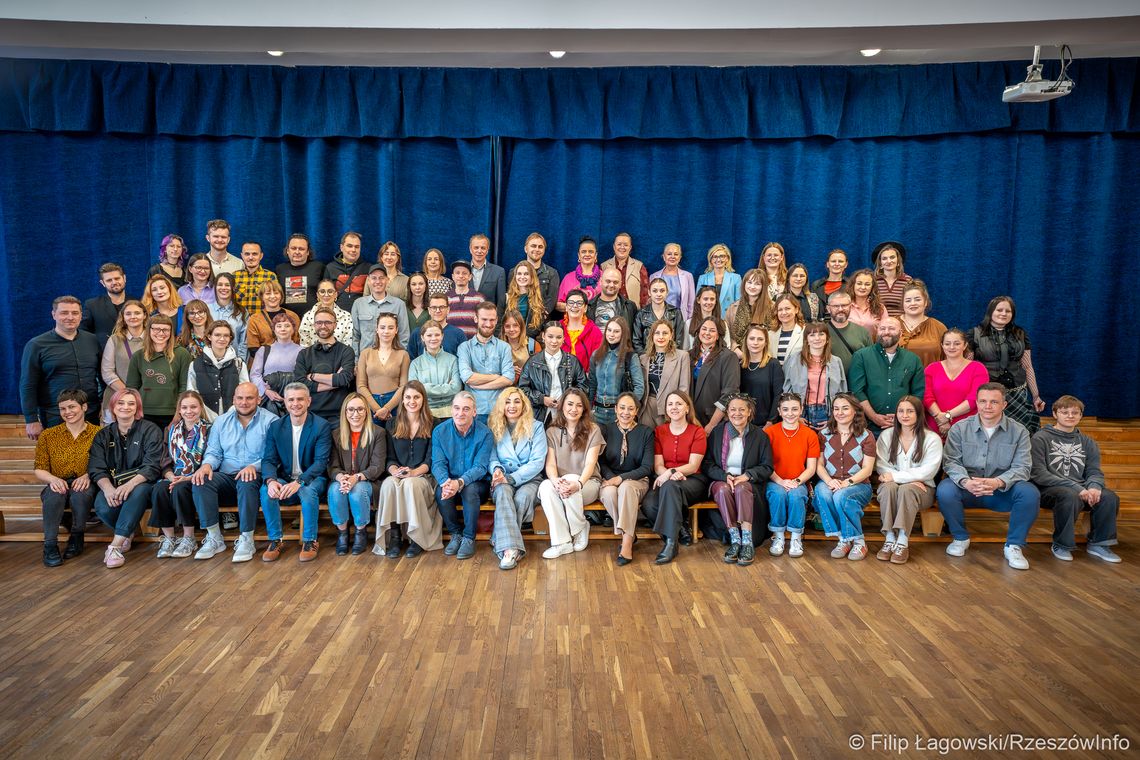 Retro-lekcja kreatywności w II LO. Rzeszowscy twórcy znów stanęli do wspólnego zdjęcia! [ZDJĘCIA]