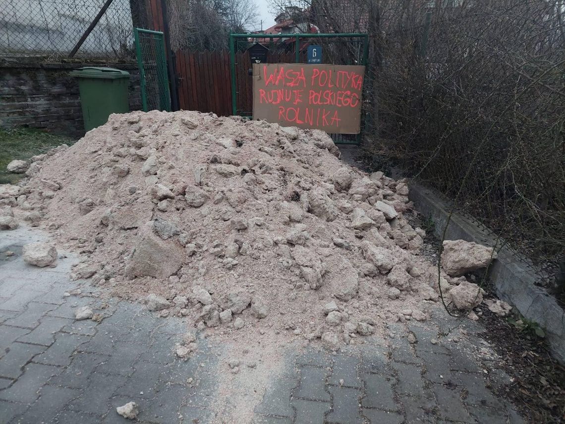 Rolnicy zablokowali wjazd na posesję Kuchcińskiego. Czują się oszukani przez PiS