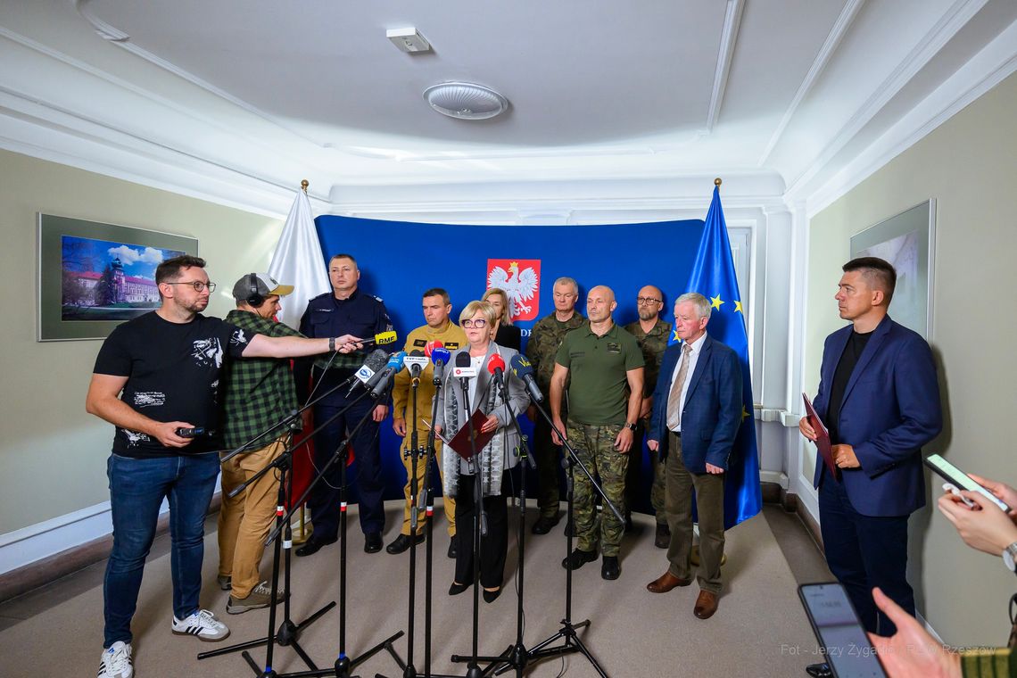 Rosyjskie drony nad Polską. Służby w gotowości, po konferencji z Wojewodą