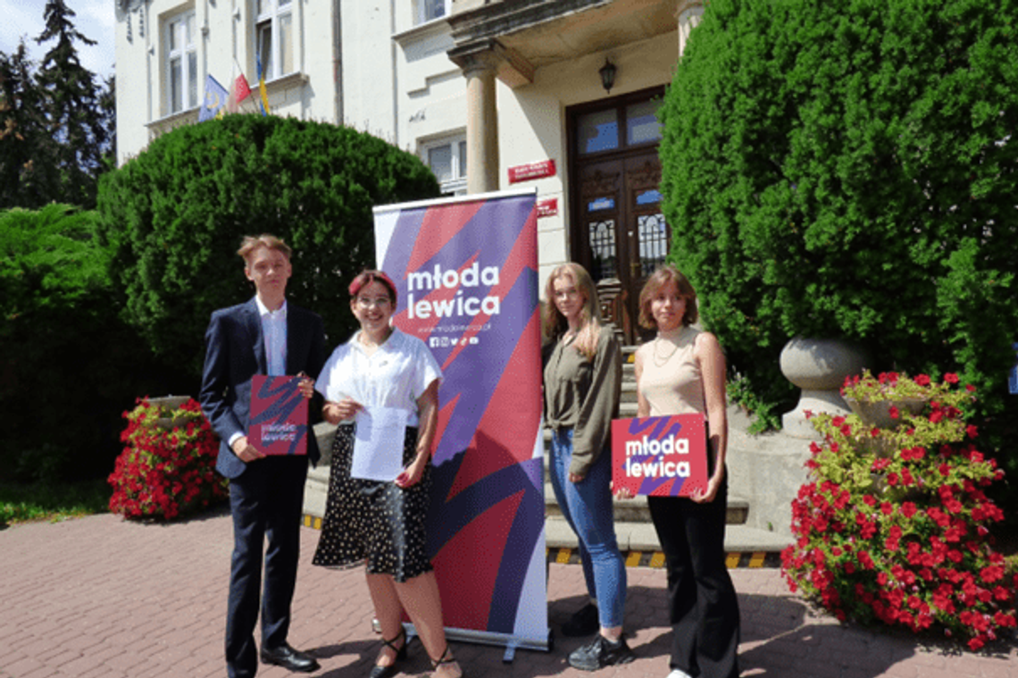 Różowe skrzyneczki ze środkami higieny menstruacyjnej w szkołach? O to wnioskuje Młoda Lewica