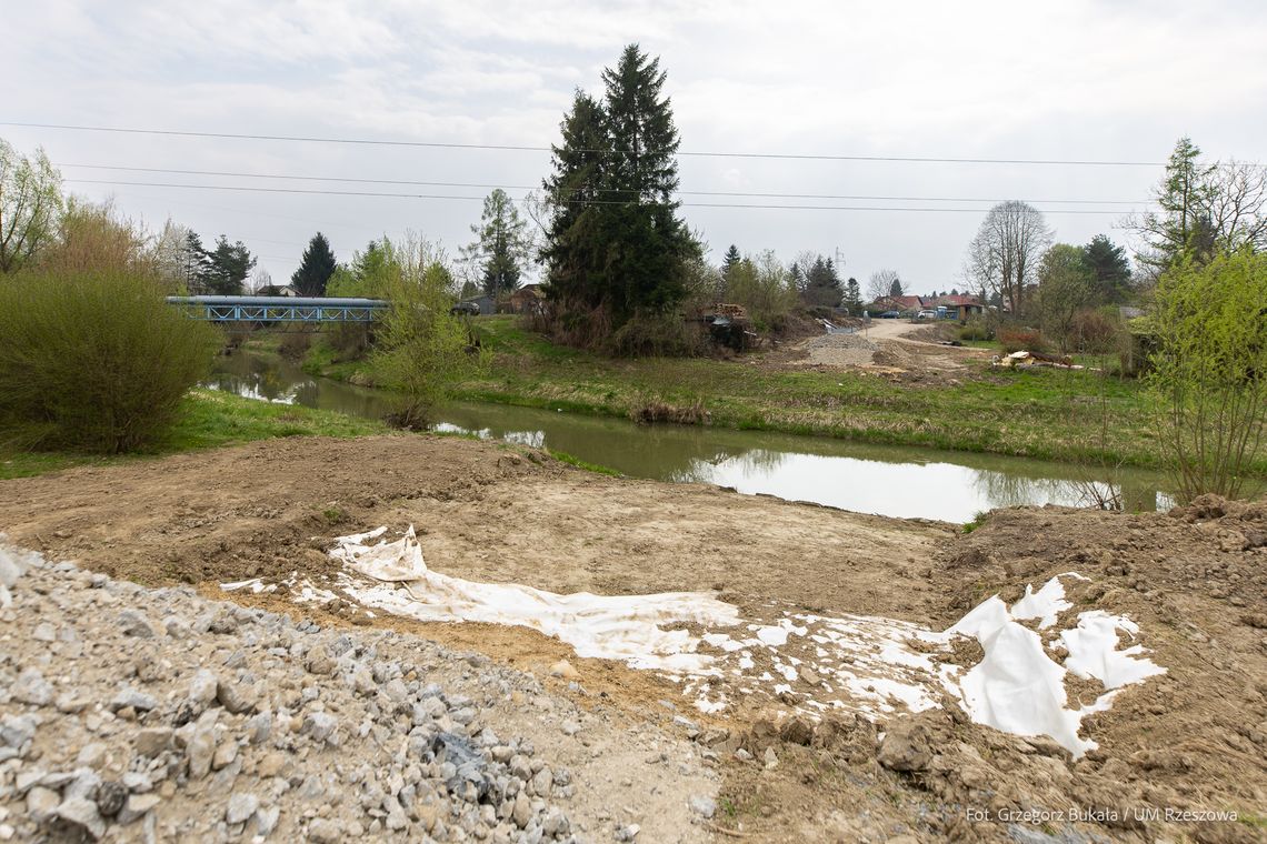 Ruszyła budowa kładki na Drabiniance. Inwestycja poprawi komunikację i dostęp do rekreacji