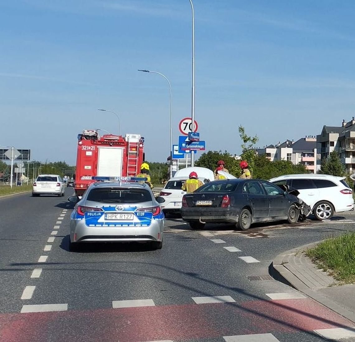 Rzeszów: 31-latka nie ustąpiła pierwszeństwa przejazdu. 3 pojazdy zderzyły się ze sobą!