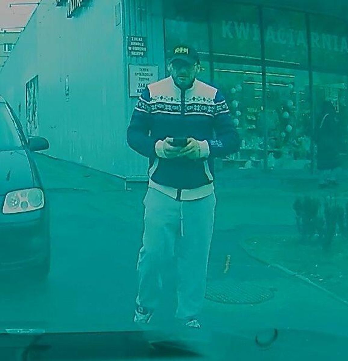Rzeszów: Policja szuka mężczyzny, który celowo porysował Toyotę. Straty wynoszą ponad 12 tys. zł