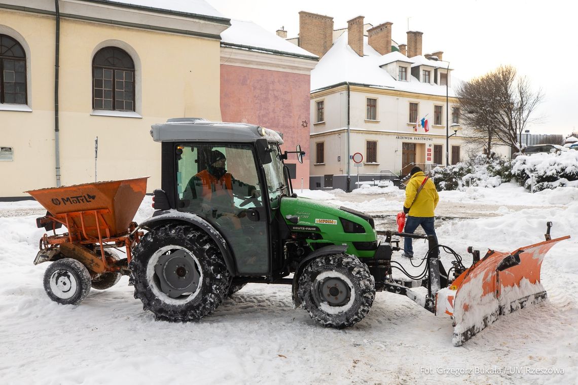 Rzeszów ponownie zasypany śniegiem. Służby znów walczą z zimą