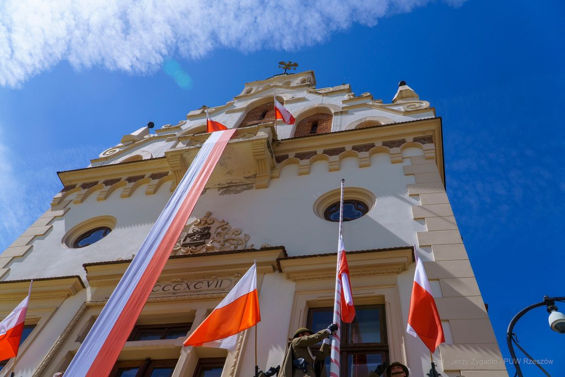 Rzeszów skąpany w biało-czerwieni! Miasto z dumą świętowało Dzień Flagi [ZDJĘCIA]